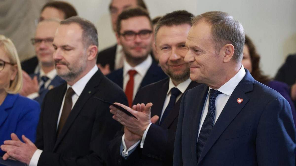 Donald Tusk (der.). Restaurar el Estado de derecho, su meta