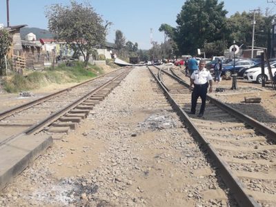Maestros de la CNTE retiran bloqueo a las vías del tren en Caltzontzin