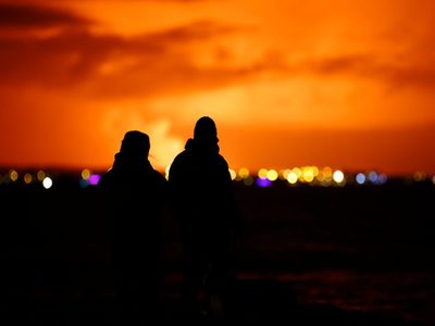 Volcán hace erupción en Islandia semanas después de que miles de personas fueran evacuadas