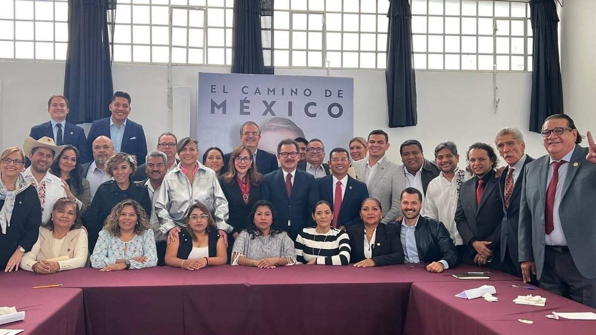 Ebrard en reunión con senadores y diputados que lo apoyan