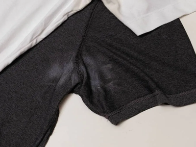 El trucazo que usan las tintorerías para eliminar las manchas de desodorante de la ropa oscura en minutos