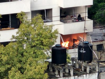 Explosión por fuga de gas en departamento de la colonia Letrán Valle; una mujer herida (Videos)