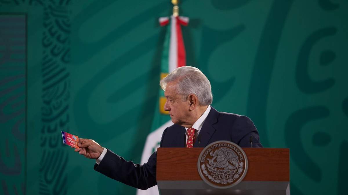 López Obrador mostró una de las tarjetas en su conferencia matutina