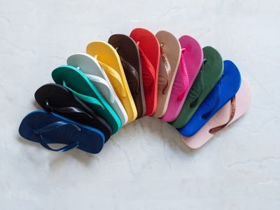 Transformá tus ojotas viejas que ibas a tirar en las sandalias más chic para esta primavera-verano