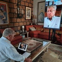 Carlos Alazraki se queja de que empresarios no apoyan a Atypical; pide cooperación de 25 pesos