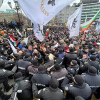 Policías y manifestantes antivacunas se enfrentan en Bulgaria