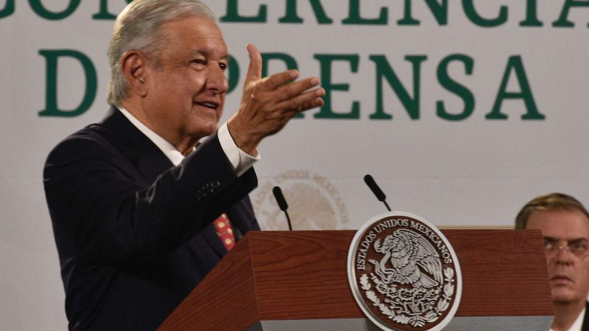 El presidente dijo que representar a México en el extranjero “es algo muy honroso”