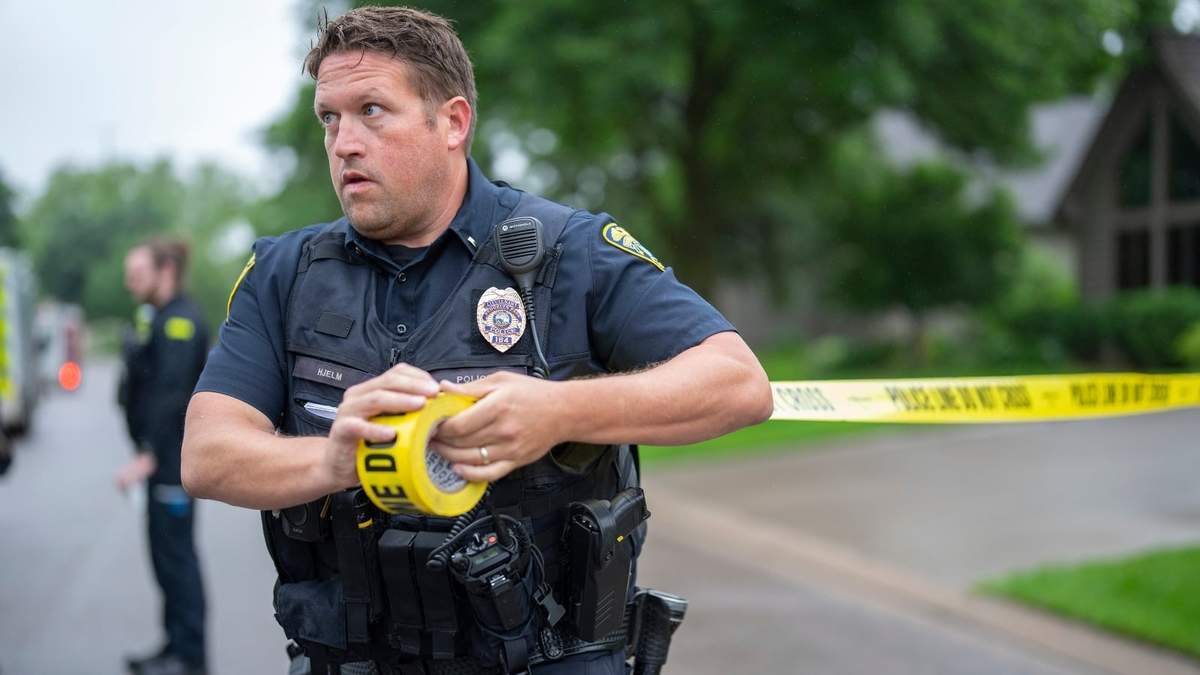 Un agente del Departamento de Policía de Brooklyn Park, Minnesota, establece un perímetro cerca del sitio donde se perpetró un tiroteo