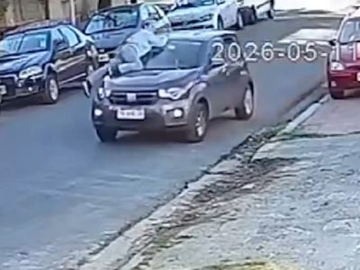 Se subió al capot de su auto para impedir que se lo roben y terminó en el hospital