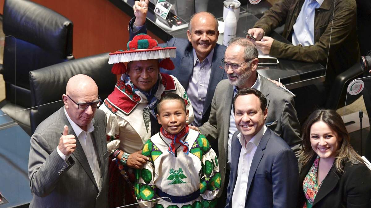 Yuawi y su padre, José López Robles, en una visita al Senado en noviembre de 2021