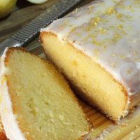 No gastés fortuna en Starbucks: preparate este budín de limón, tan rico como el que venden allí