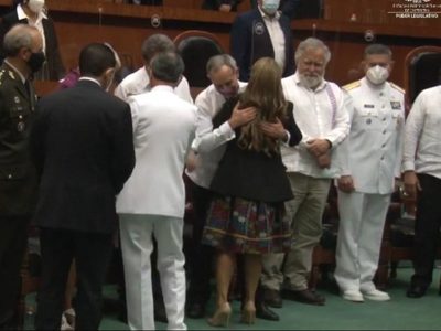 Funcionarios de Salud comparecen en el Senado... y López-Gatell asiste a toma de Evelyn Salgado