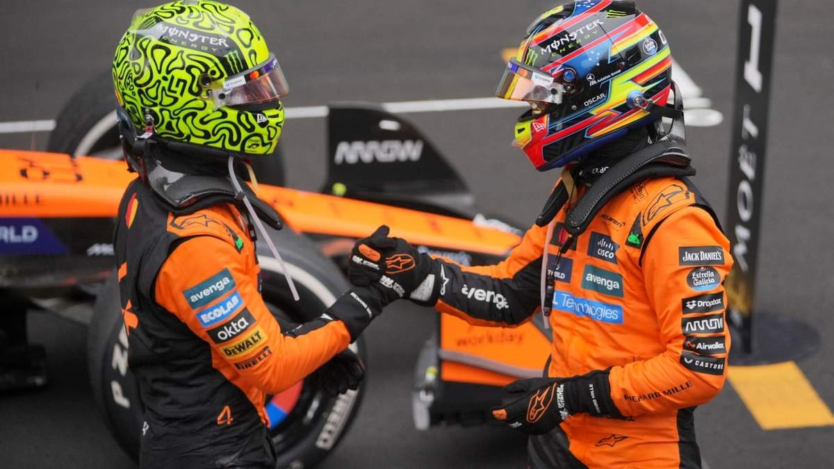 El británico Lando Norris felicita a su compañero de McLaren, el australiano Oscar Piastri después de que ganó el Gran Premio de China el domingo 23 de marzo del 2025