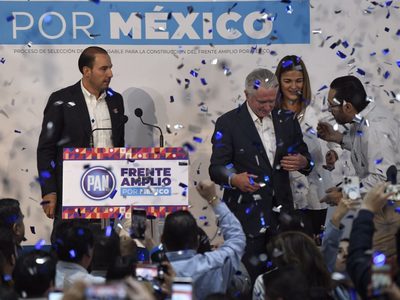 Santiago Creel rompe en llanto al registrarse como aspirante de la oposición (Video)