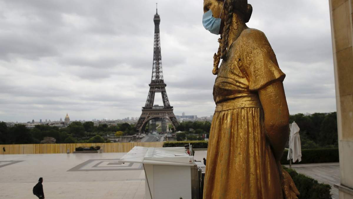 Una estatua con barbijo frente a la Torre Eiffel de París, en Francia. Fuente: (Twitter)
