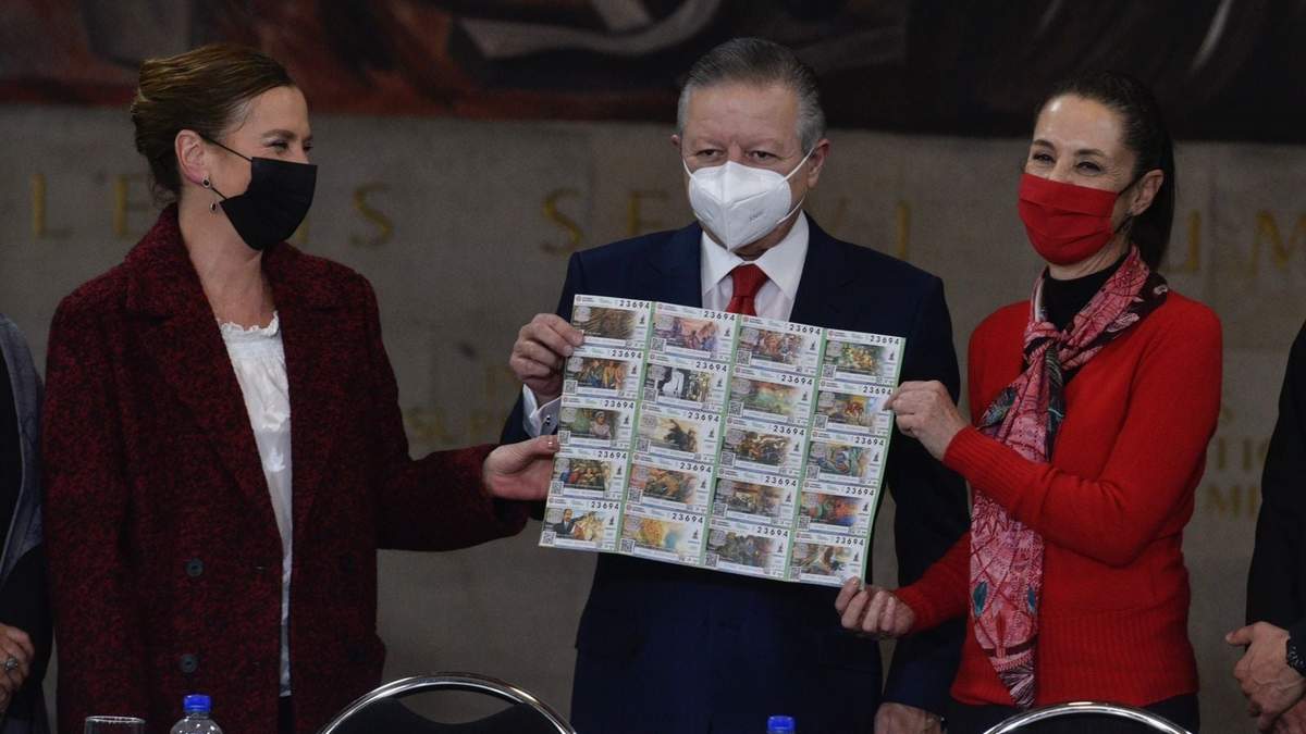 Beatriz Gutiérrez Müller, Arturo Zaldívar y Claudia Sheinbaum muestran las series de la Lotería Nacional