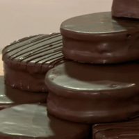 Alfajores de chocolate con centro de malbec y frutos rojos: hacete esta receta tentadora y quedá como todo un chef