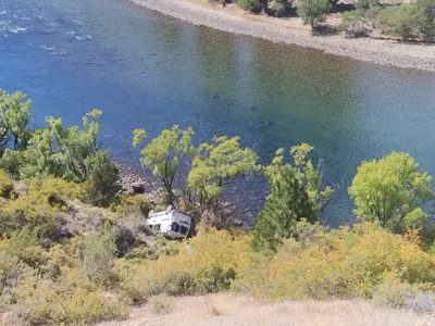 Peligro en ruta 237: una combi cayó por una pendiente y quedó suspendida junto al río Limay