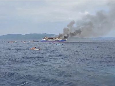 Un ferry de pasajeros indonesio se incendia en el mar y deja al menos 5 muertos (Videos)