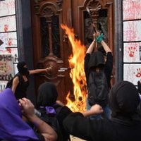 Congreso de Puebla presenta denuncia contra feministas por daños al edificio en el 8M