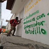 Maestros de Guerrero repudian represión en Oaxaca y destrozan oficinas de la SEG
