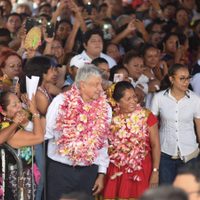 AMLO reitera abrogación de reforma educativa, pero pide a maestros dar clases toda la semana