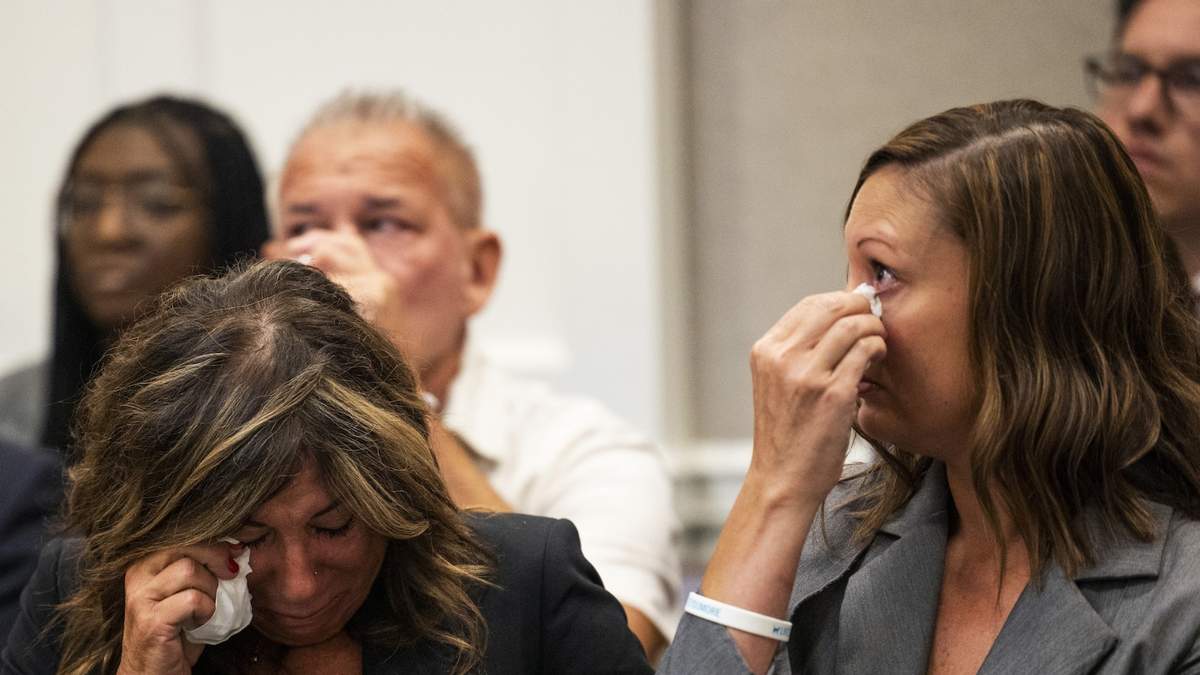 Lisa Miller (izquierda) y su hija, Mandi Jenkins, se secan las lágrimas luego de testificar durante la audiencia de Jaime Lee Komoroski, el 1 de agosto de 2023