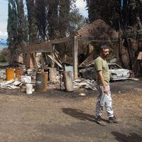 Insólito: en Las Golondrinas roban chapas de las casas quemadas