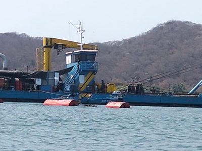 Sin permisos, inicia el dragado de la Laguna de Cuyatlán, en Manzanillo