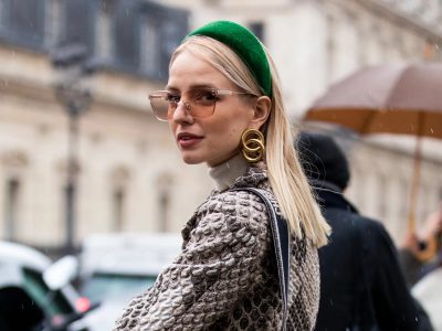 Qué accesorios tenés que usar según el escote de tus prendas y cómo combinarlos según tu estilo