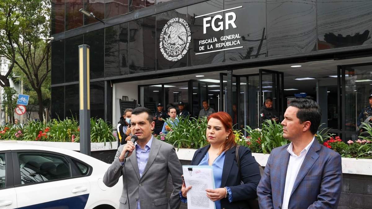 Jorge Triana, vocero del PAN; Elisa Maldonado, dirigente del PAN en Coahuila, y Gerardo Aguado, diputado federal del PAN, en la FGR