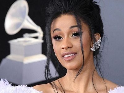 ¡Sin temor a nada! Cardi B llegó sin nada a la alfombra roja y desató el caos con insólito accesorio