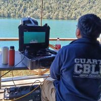 Con robots submarinos y buzos buscan en un lago de Chile al cuidador de la casona de Máxima