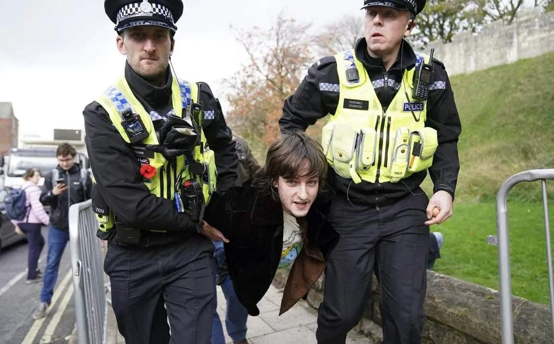 Patrick Thelwell es detenido luego de lanzarle huevos al rey Carlos III, en York