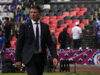 Suspenden a Siboldi tres partidos por patear a Willer Ditta de Cruz Azul