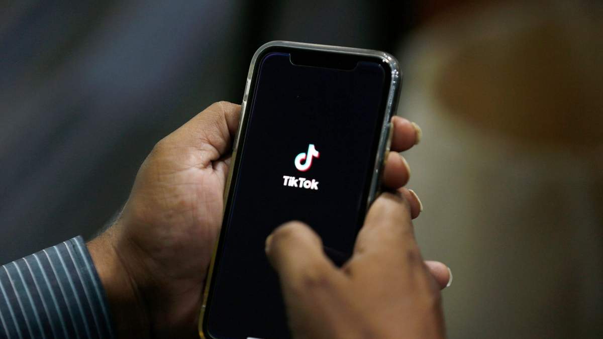 Videos virales en TikTok que ofrecen programas gratis pueden ser parte de un esquema de fraude digital.