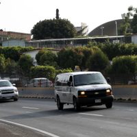 Atacan a pareja en la México-Cuernavaca y queman su auto con uno de ellos adentro