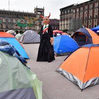 Y Frenaaa fue al Zócalo a despedir al 'empleado” López Obrador