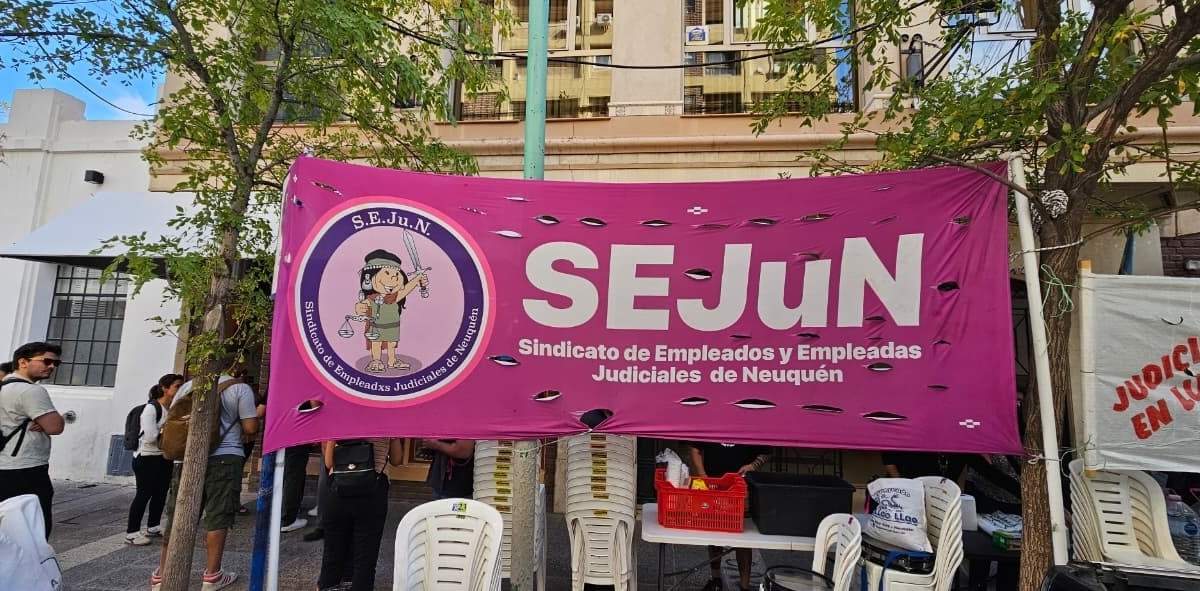 El gremio de empleados judiciales realizó un retiro y permanenció frente a la sede del TSJ. Fuente: (Javier Manzano)