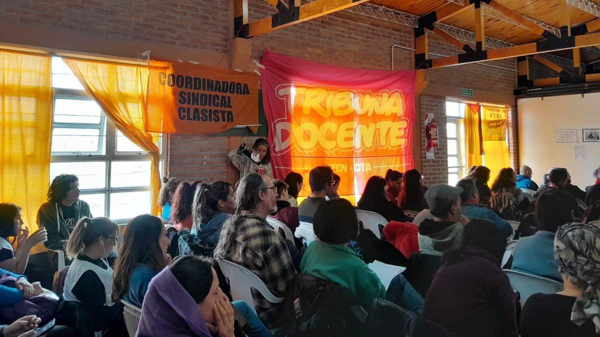 Docentes reunidos en Zapala.  Fuente: (Facebook)