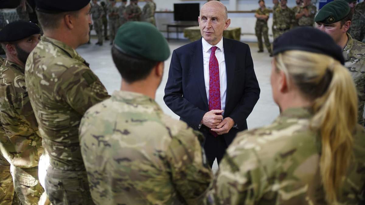 ARCHIVO - El secretario británico de Defensa, John Healey, visita a militares británicos en el Campamento Bloodhound, Limassol, Chipre