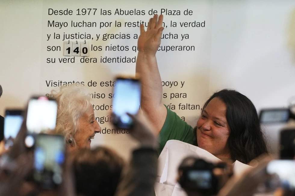 Adriana Metz, con el brazo alzado, posa junto a Estela de Carlotto, titular de Abuelas de Plaza de Mayo, que anunció que el hermano de la joven que fue apropiado durante la última dictadura militar (1976-1983) ha sido localizado y se ha convertido en el nieto 140 en ser recuperado por la organización humanitaria, en Buenos Aires, Argentina, el lunes 7 de julio de 2025.