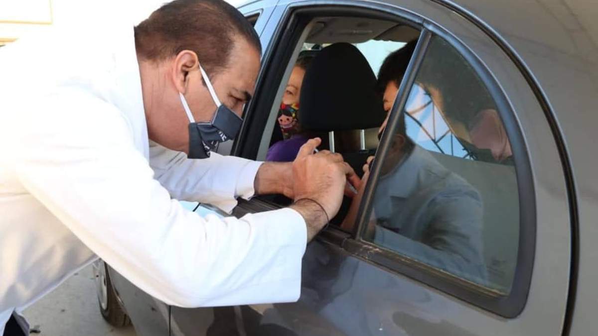 El secretario de Salud de NL durante la aplicación de vacunas contra influenza en un módulo drive thru