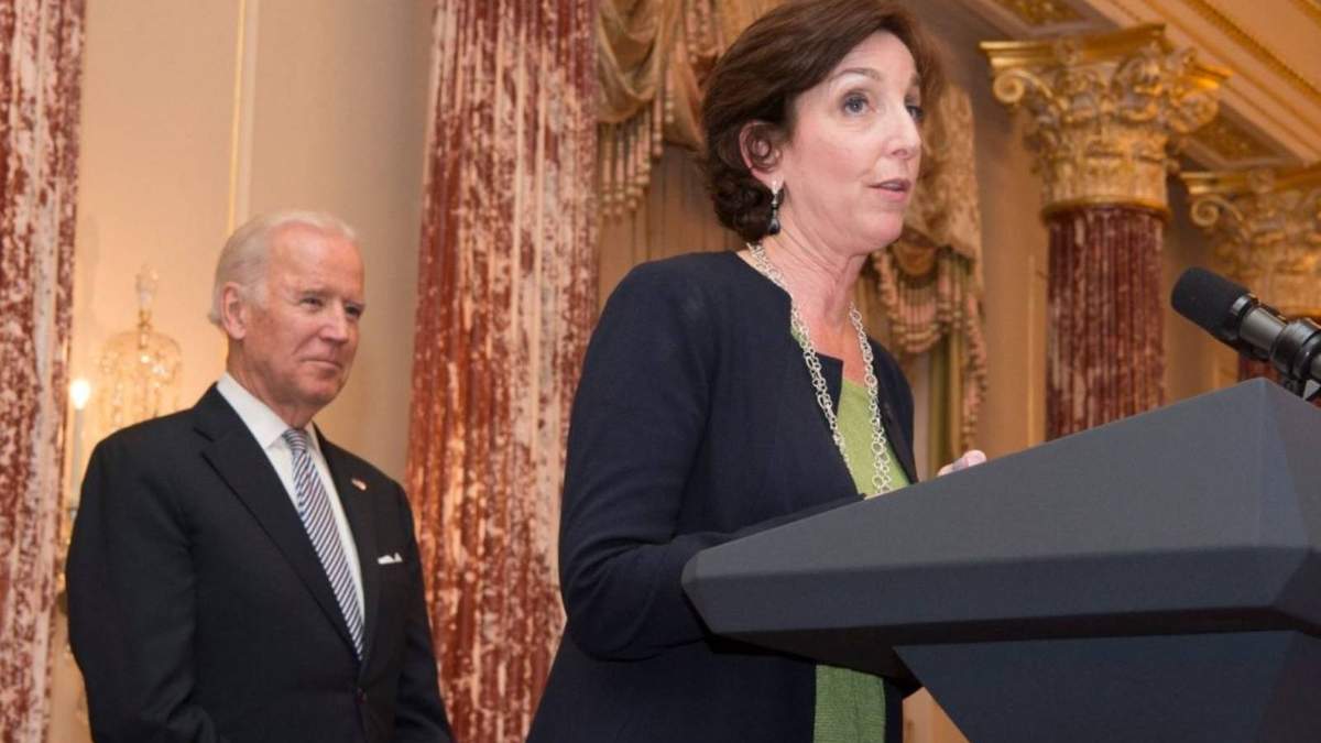 Joe Biden y Roberta Jacobson