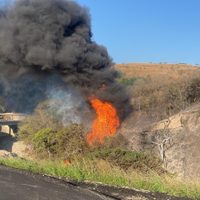 Se incendia ducto de Pemex y suspenden el tránsito en la carretera Transístmica de Oaxaca