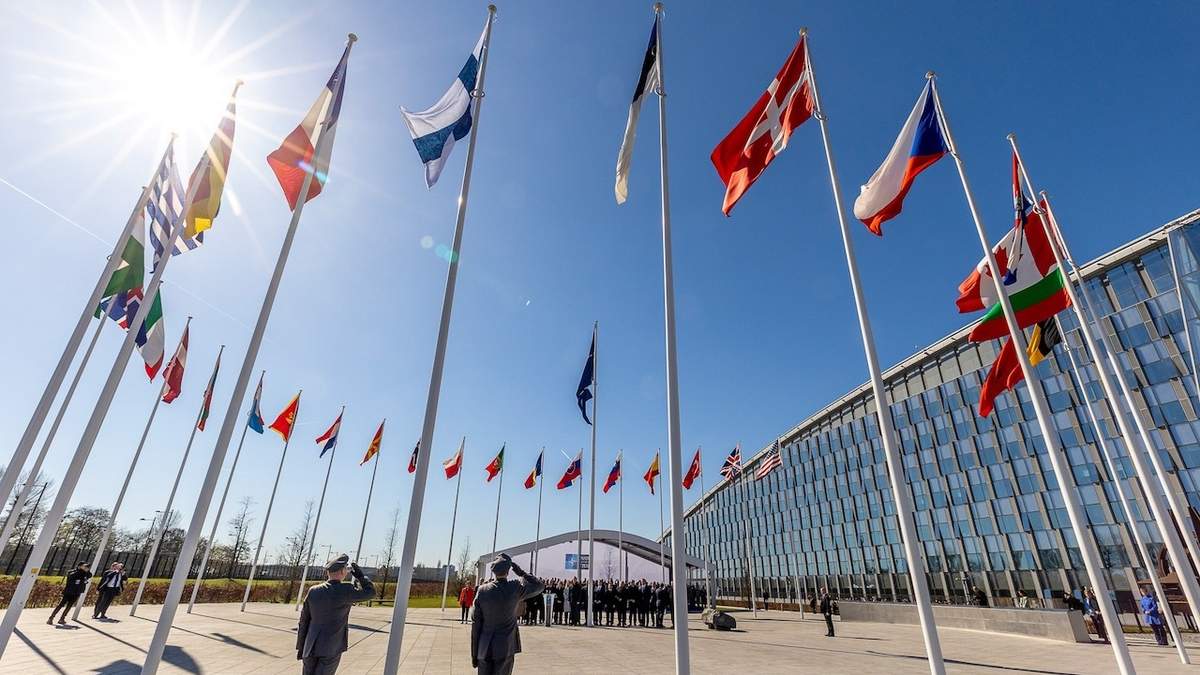 La bandera de Finlandia ondea como una más de la organización