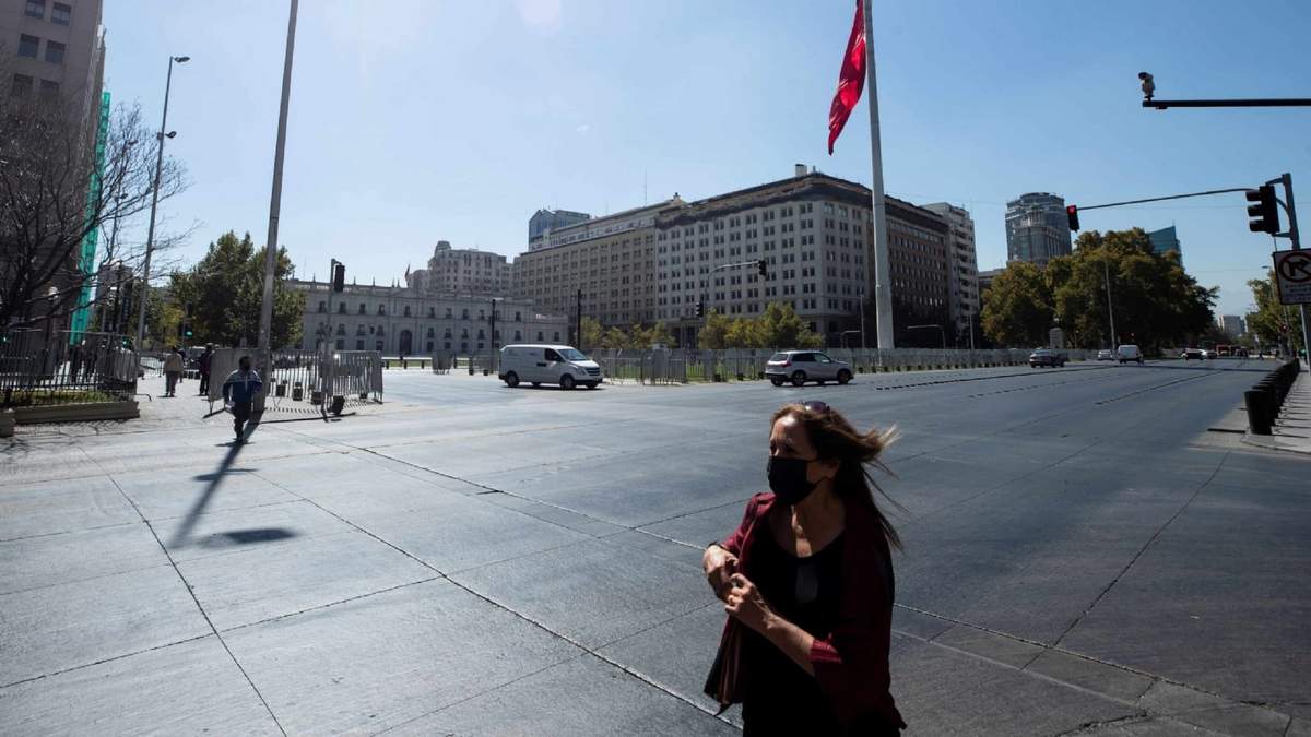 Escasas personas transitan por la capital de Chile, Santiago. Fuente: (Twitter)