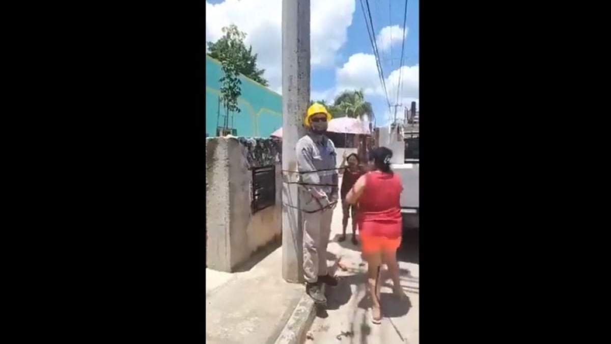 Momento en el que el trabajador fue atado a un poste