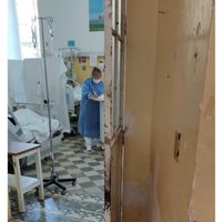 Con sábanas alrededor de la cama aíslan a pacientes covid-19 de otros enfermos en Guadalajara