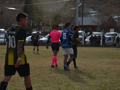 Dos árbitros no pasaron el control de alcoholemia y suspendieron la fecha de fútbol en Loncopué